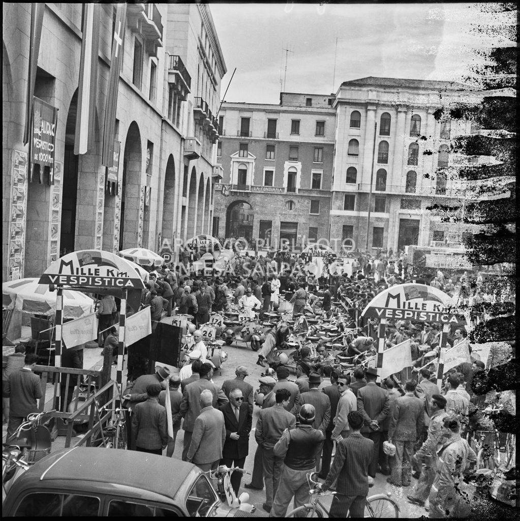 Un momento prima della competizione sportiva 1000 Km Vespistica del 1954 in piazza della Vittoria a Brescia<br>216200