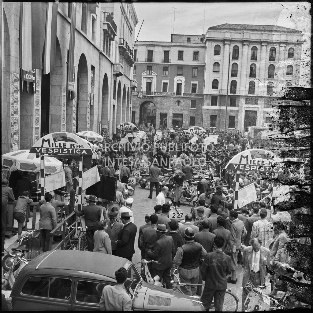 Un momento prima della competizione sportiva 1000 Km Vespistica del 1954 in piazza della Vittoria a Brescia<br>216201