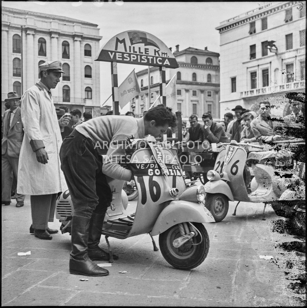 Un concorrente del Vespa Club di Gorizia (numero di gara 167) prima della competizione sportiva 1000 Km Vespistica del 1954 in piazza della Vittoria a Brescia<br>216202
