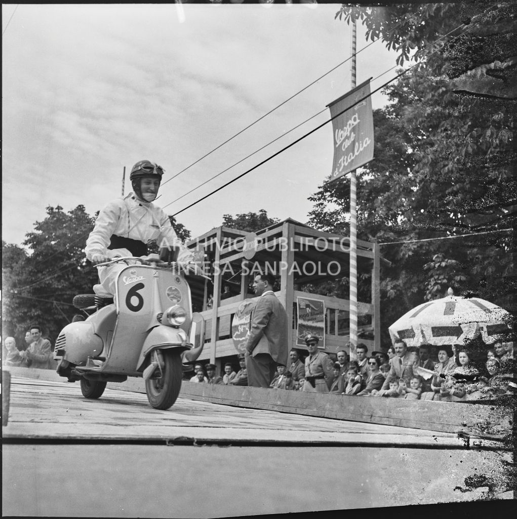Partenza della concorrente n. 6 della competizione sportiva 1000 Km Vespistica del 1954<br>216204
