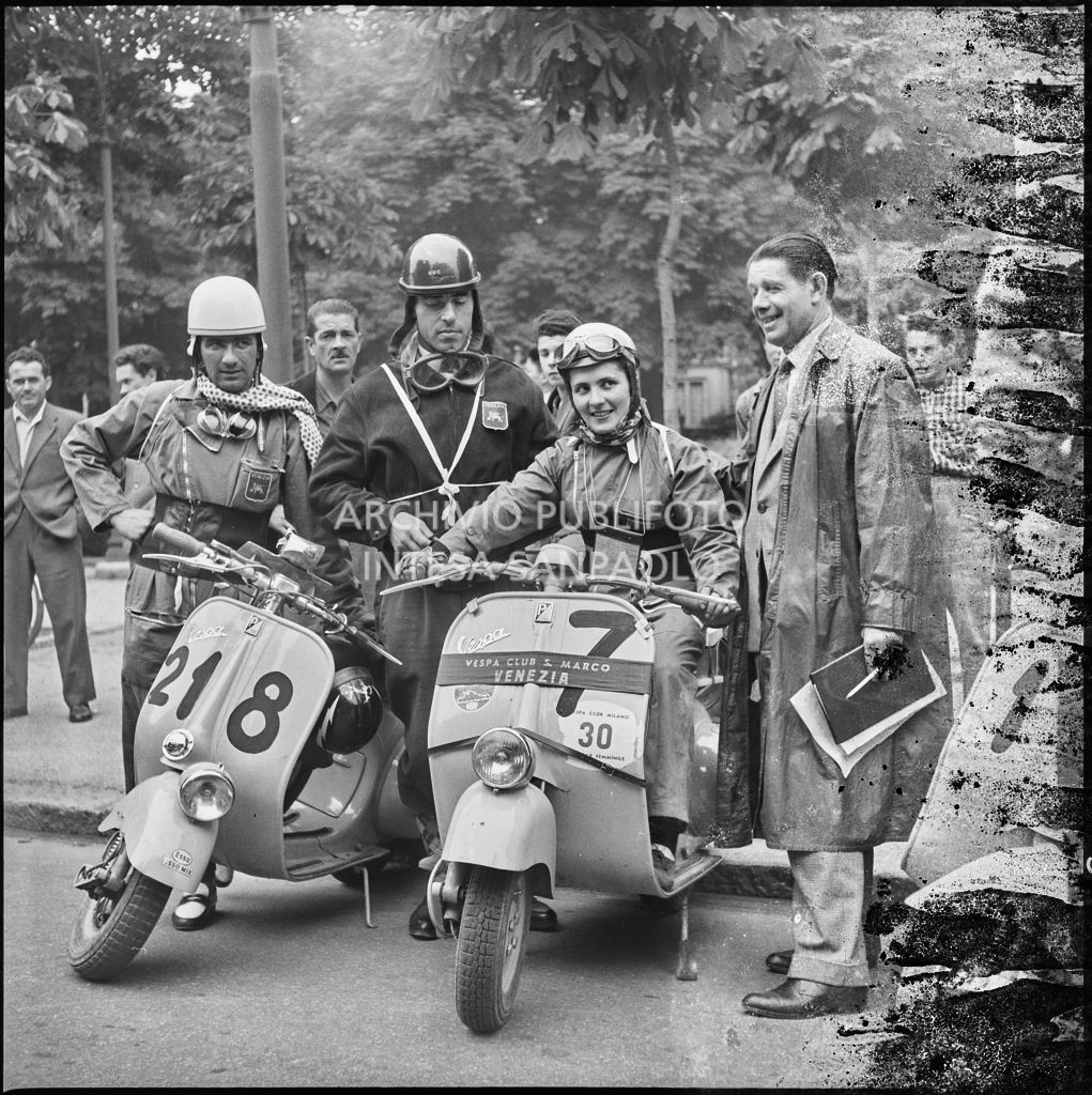 Tre concorrenti del Vespa Club di Venezia in un momento di pausa dalla competizione sportiva 1000 Km Vespistica del 1954<br>216205