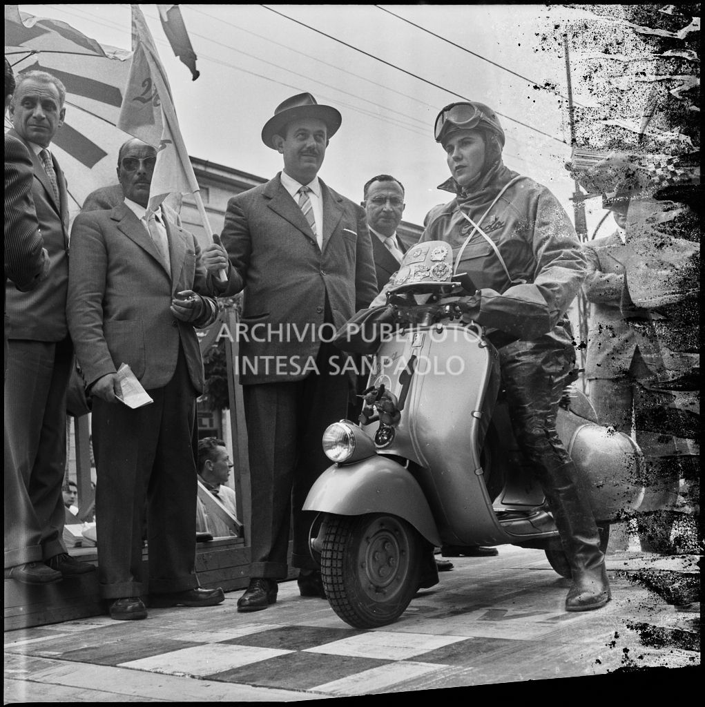 Partenza della concorrente Ada Pace del Vespa Club di Torino (numero di gara 1) per la competizione sportiva 1000 Km Vespistica del 1954<br>216207