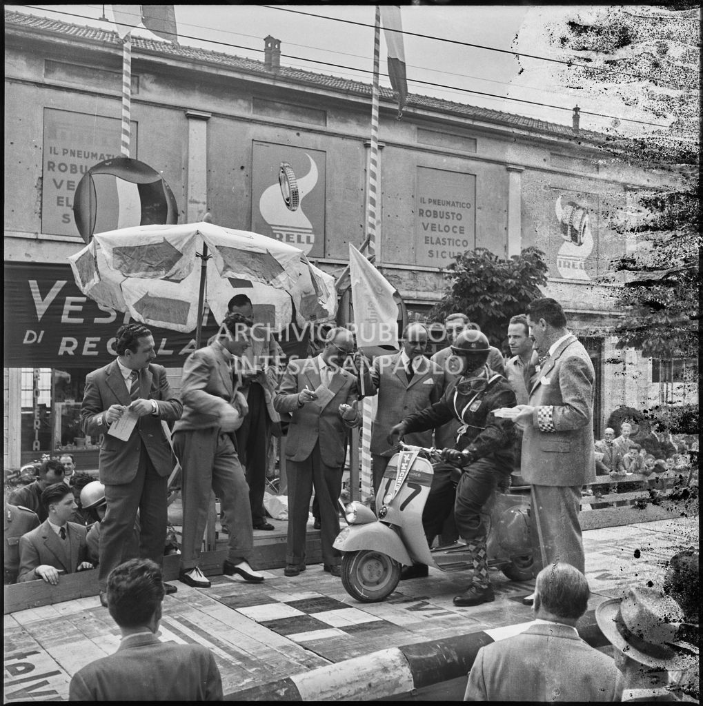 Partenza del concorrente n. 17 della competizione sportiva 1000 Km Vespistica del 1954<br>216208