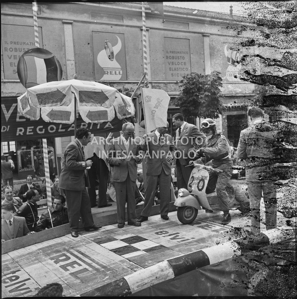 Partenza del concorrente n. 20 della competizione sportiva 1000 Km Vespistica del 1954<br>216209