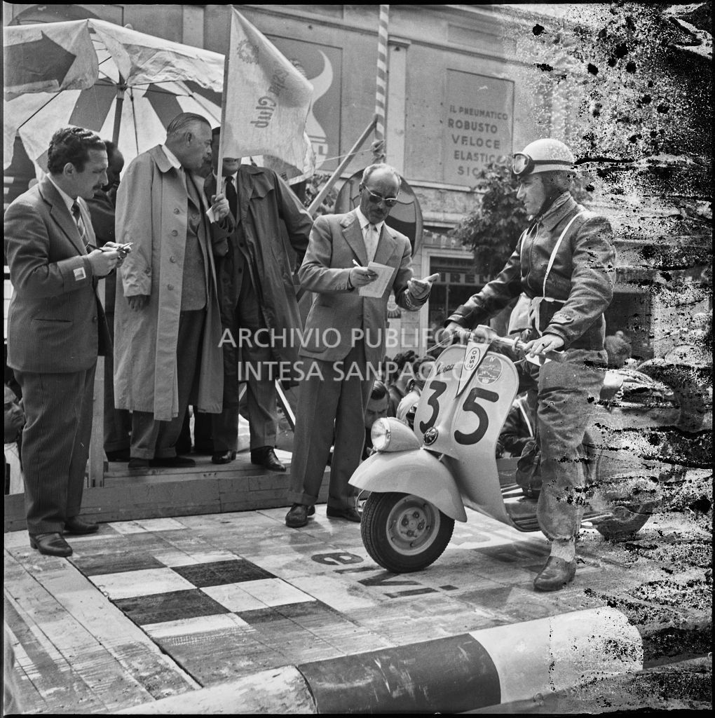 Punzonatura del concorrente Armando Maffini del Vespa Club di Milano (numero di gara 35) per la competizione sportiva 1000 Km Vespistica del 1954<br>216210
