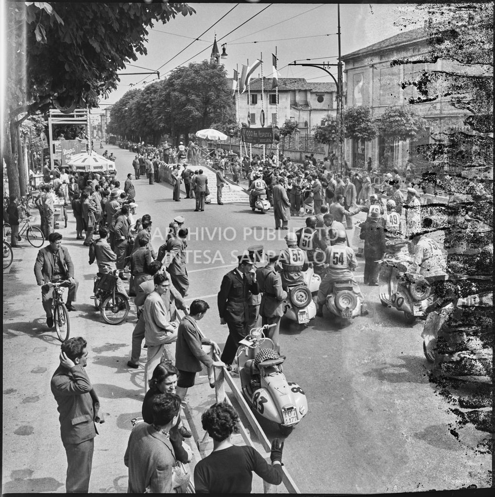 Concorrenti prima dell'inizio della competizione sportiva 1000 Km Vespistica del 1954 a Brescia<br>216211