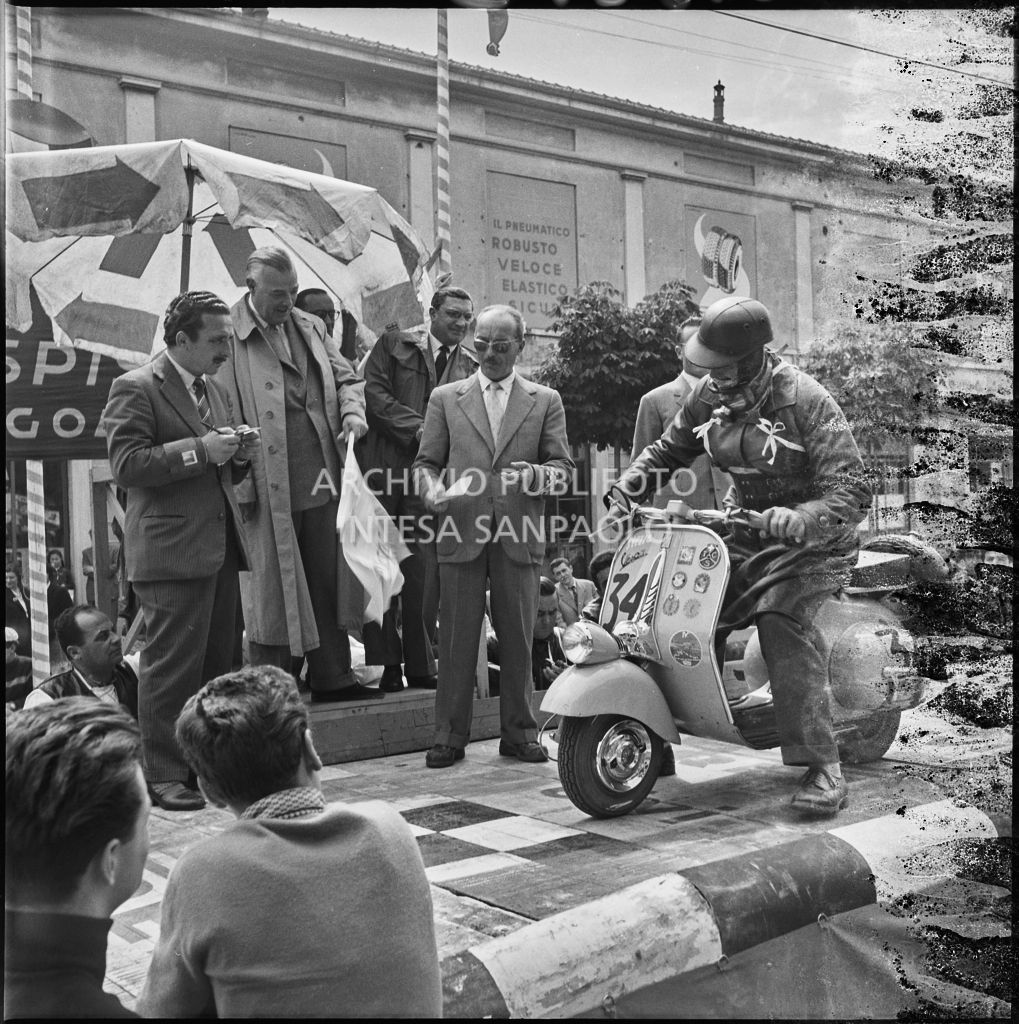 Partenza del concorrente Hanry Bolternstern del Vespa Club della Svazia (numero di gara 34) per la competizione sportiva 1000 Km Vespistica del 1954<br>216212