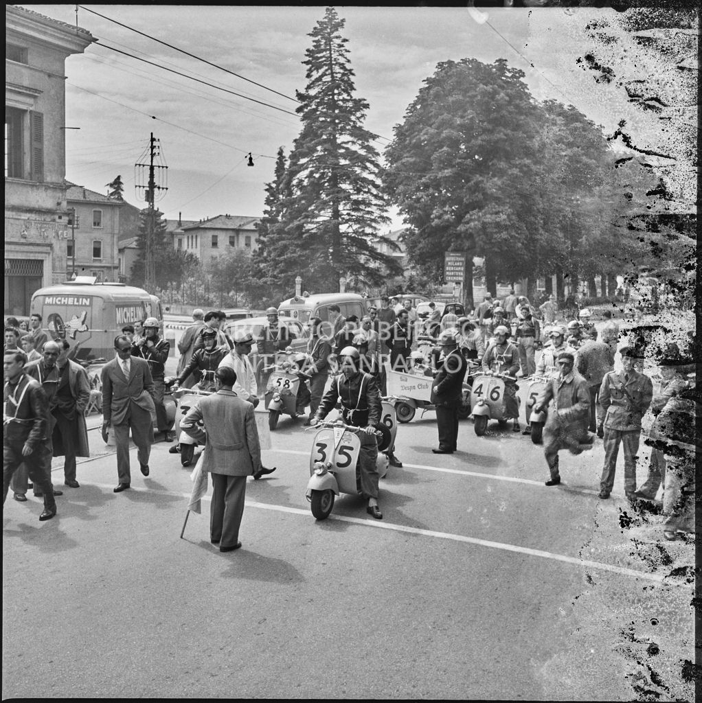 Concorrenti prima dell'inizio della competizione sportiva 1000 Km Vespistica del 1954 a Brescia. in prima linea il concorrente Armando Maffini del Vespa Club di Milano (numero di gara 35)<br>216213