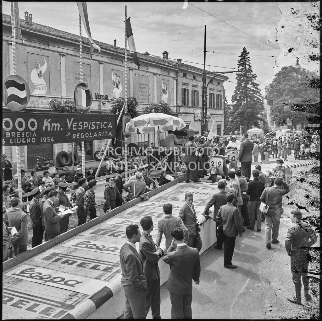 Punzonatura e partenza dei concorrenti n. 29 e 30 della competizione sportiva 1000 Km Vespistica del 1954<br>216214