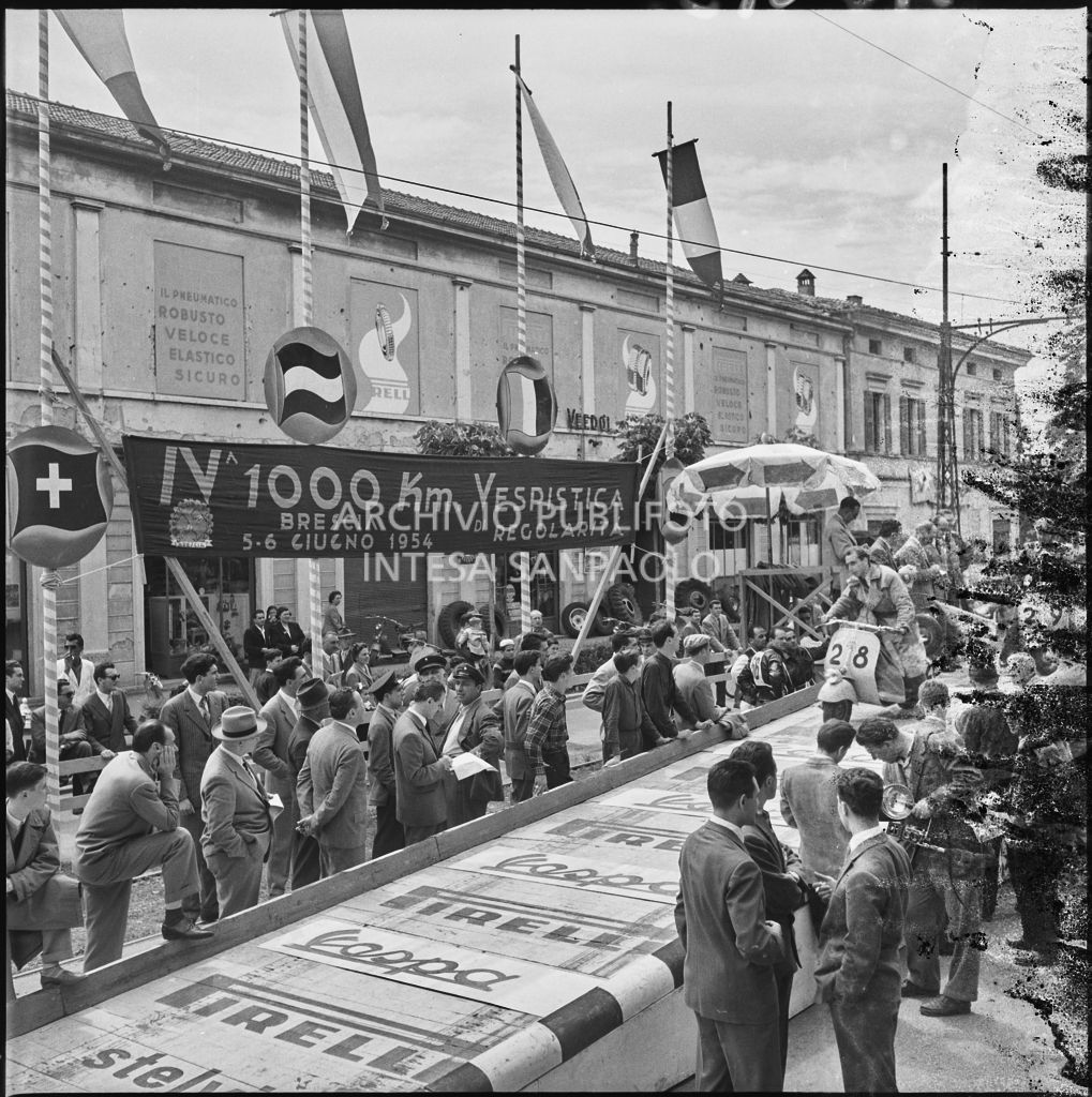 Punzonatura e partenza dei concorrenti n. 28 e 29 della competizione sportiva 1000 Km Vespistica del 1954<br>216215