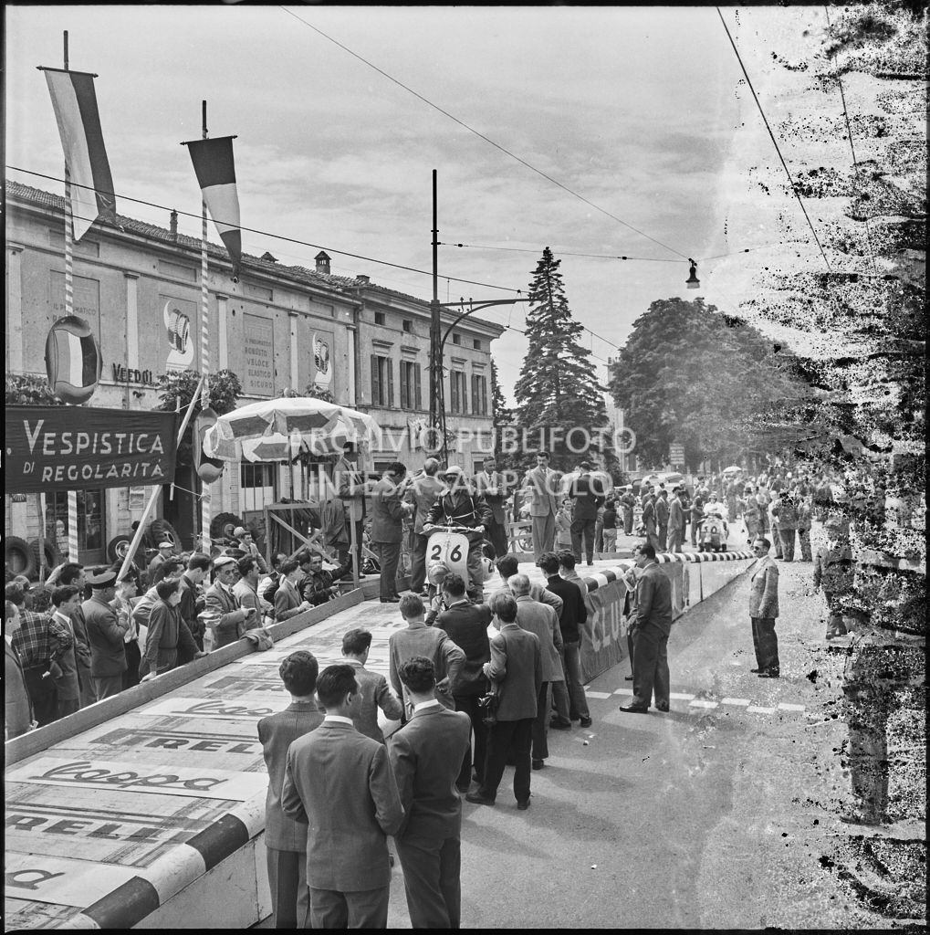 Partenza del concorrente n. 26 della competizione sportiva 1000 Km Vespistica del 1954<br>216216