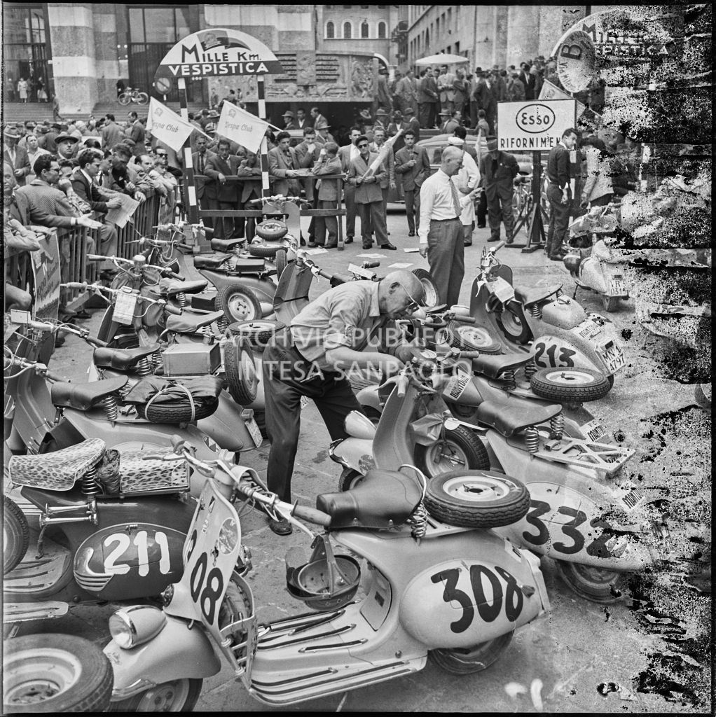 Scooter Vespa parcheggiate in piazza della Vittoria a Brescia in occasione della competizione sportiva 1000 Km Vespistica del 1954<br>216220