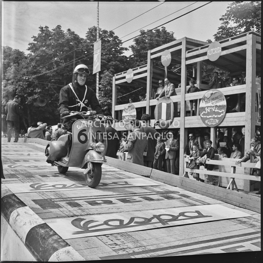 Partenza del concorrente Nando Ratti del Vespa Club di Milano (numero di gara 60) per la competizione sportiva 1000 Km Vespistica del 1954<br>216223