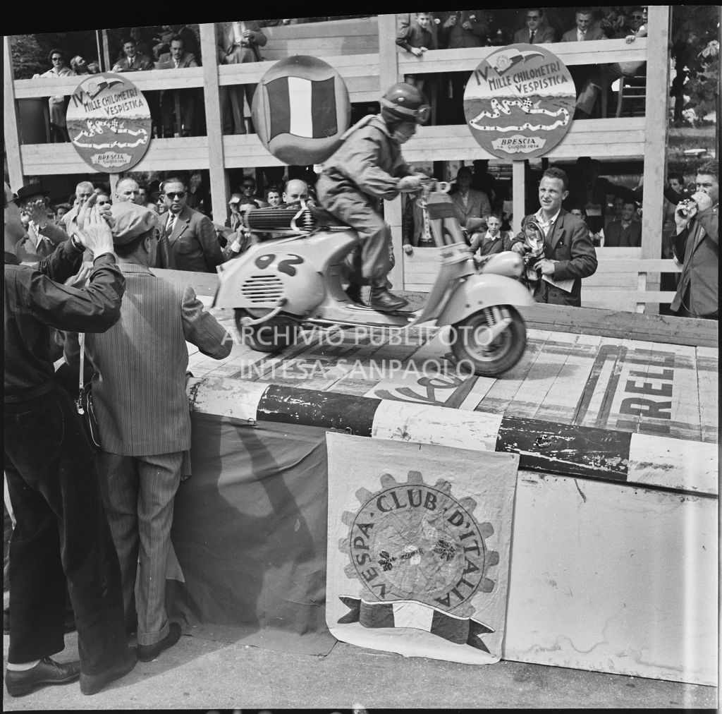 Partenza del concorrente n. 62 della competizione sportiva 1000 Km Vespistica del 1954<br>216225