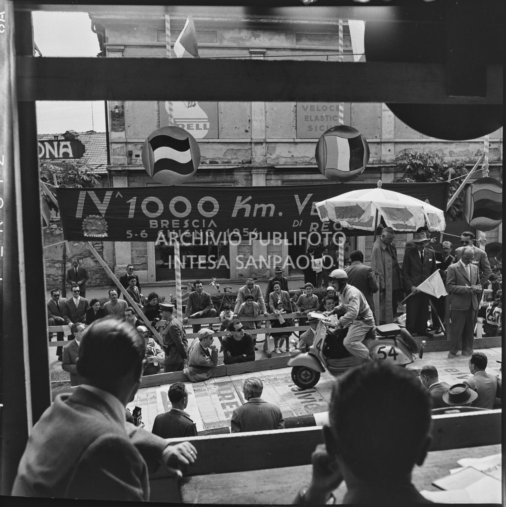 Partenza del concorrente Ernesto Ruegger del Vespa Club di Ginevra (numero di gara 54) per la competizione sportiva 1000 Km Vespistica del 1954<br>216226