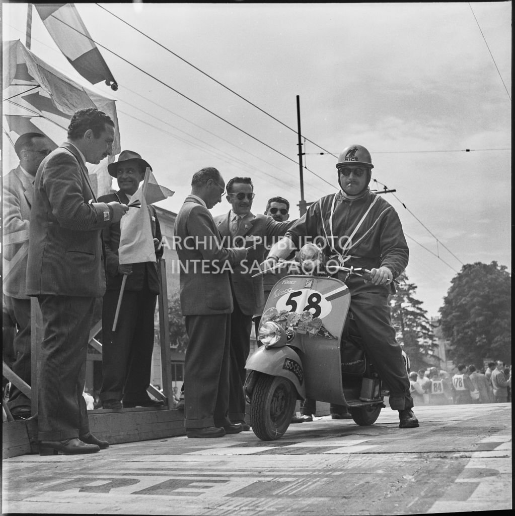 Punzonatura del concorrente del Vespa Club di Nizza (numero di gara 58) per la competizione sportiva 1000 Km Vespistica del 1954<br>216227