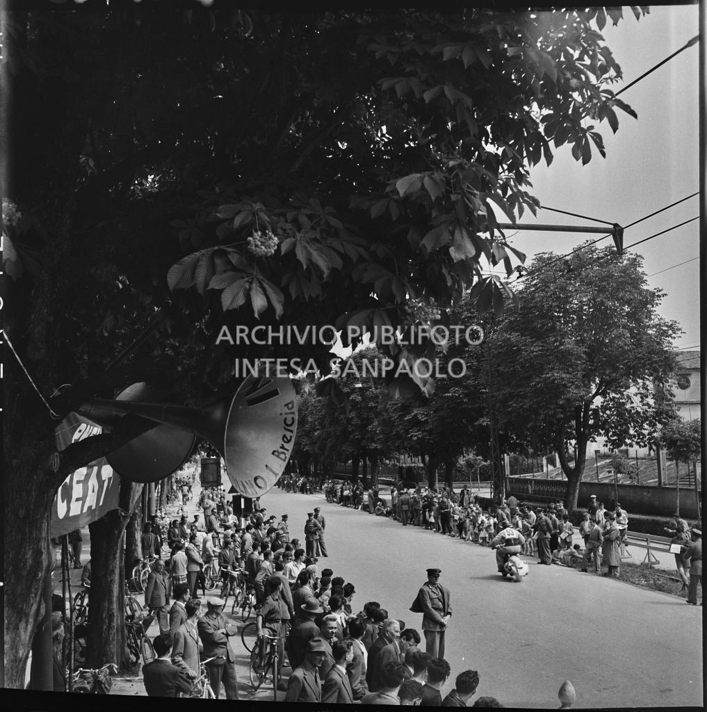 Partenza del concorrente Giuseppe Tagliapietra del Vespa Club di Vicenza (numero di gara 53) per la competizione sportiva 1000 Km Vespistica del 1954<br>216228