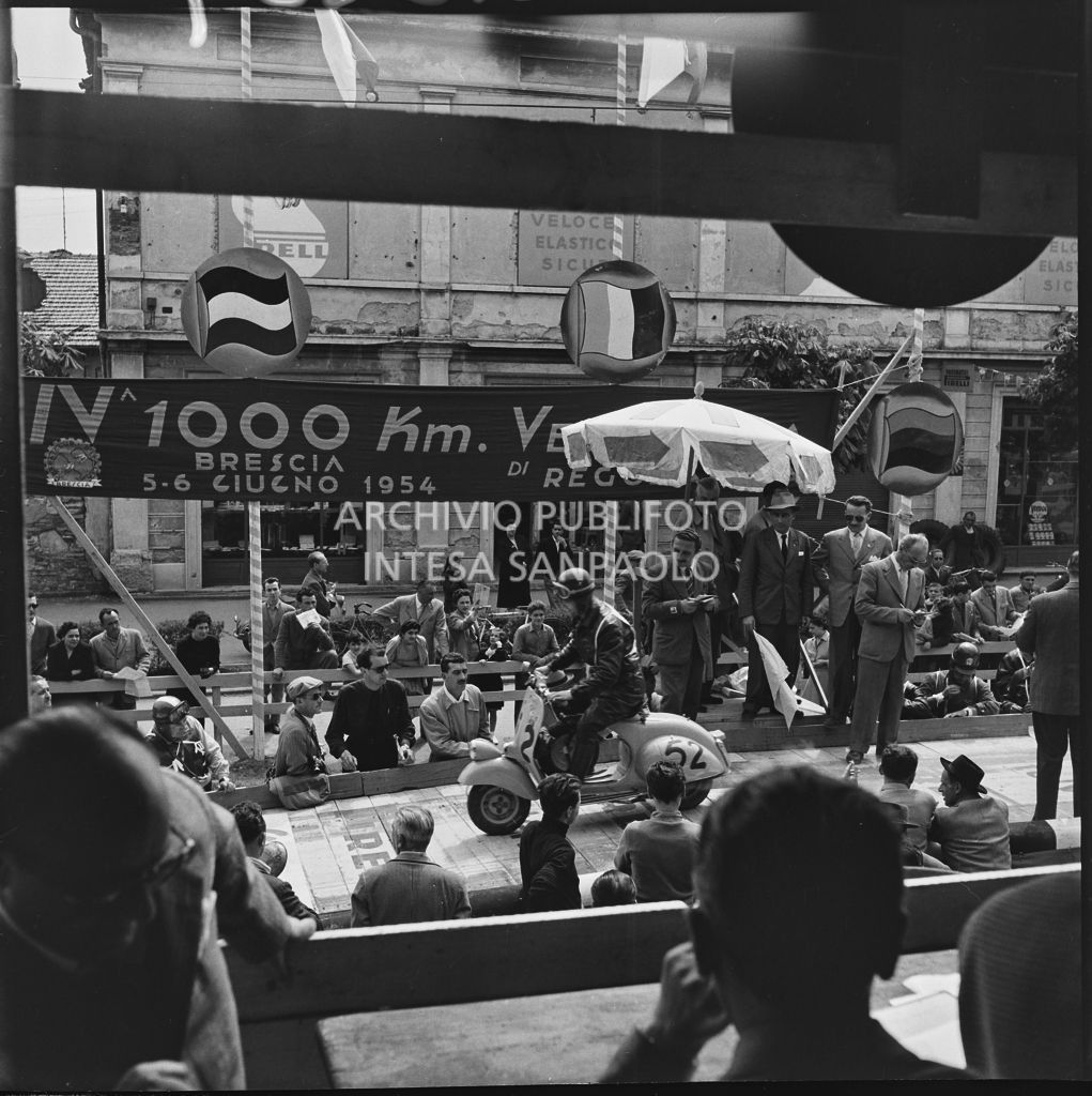Partenza del concorrente Benito Pagani del Vespa Club di Chiari (numero di gara 52) per la competizione sportiva 1000 Km Vespistica del 1954<br>216229