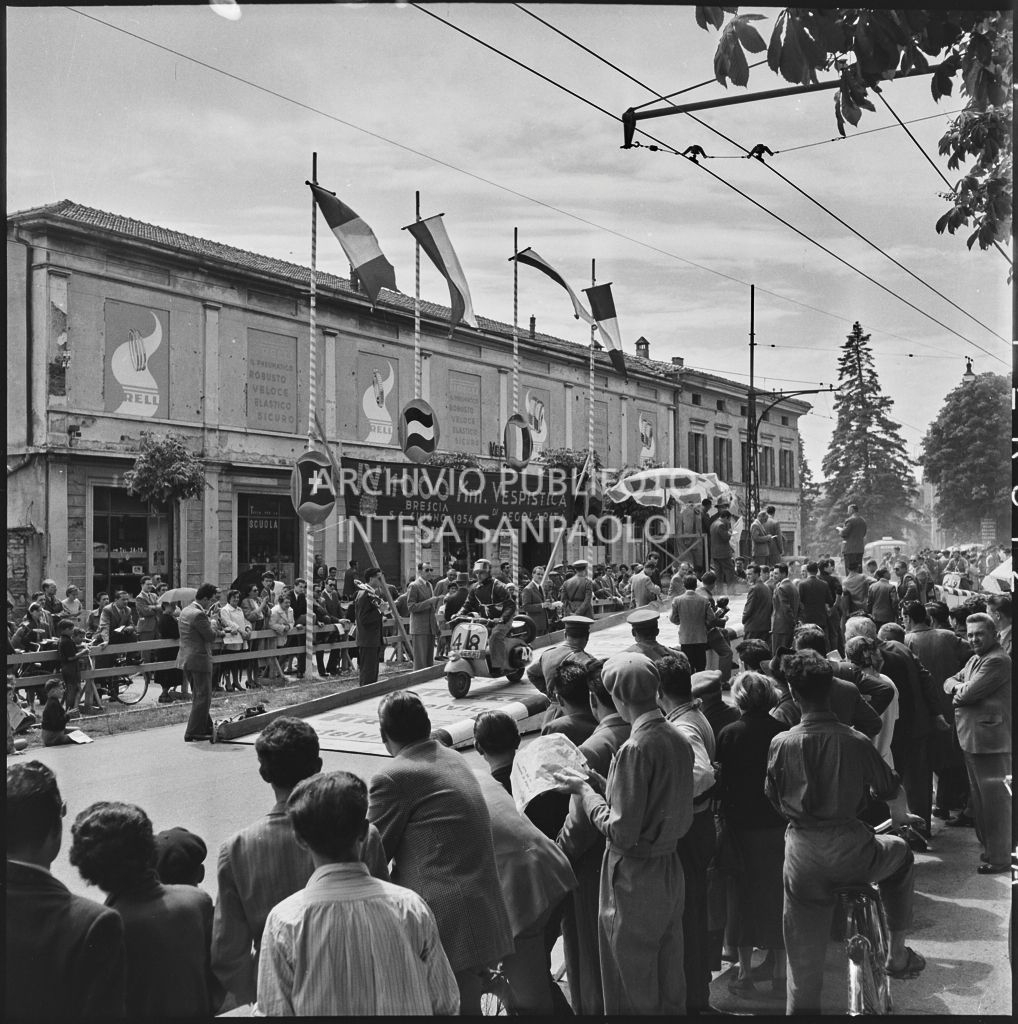 Partenza del concorrente Dante Redaelli del Vespa Club di Lecco (numero di gara 48) per la competizione sportiva 1000 Km Vespistica del 1954<br>216230