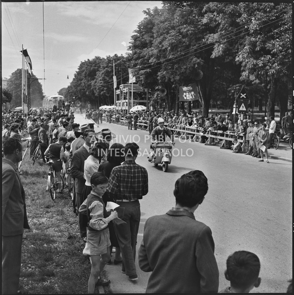 Partenza del concorrente Luigi Bonaldi del Vespa Club di Venezia (numero di gara 45) per la competizione sportiva 1000 Km Vespistica del 1954<br>216231