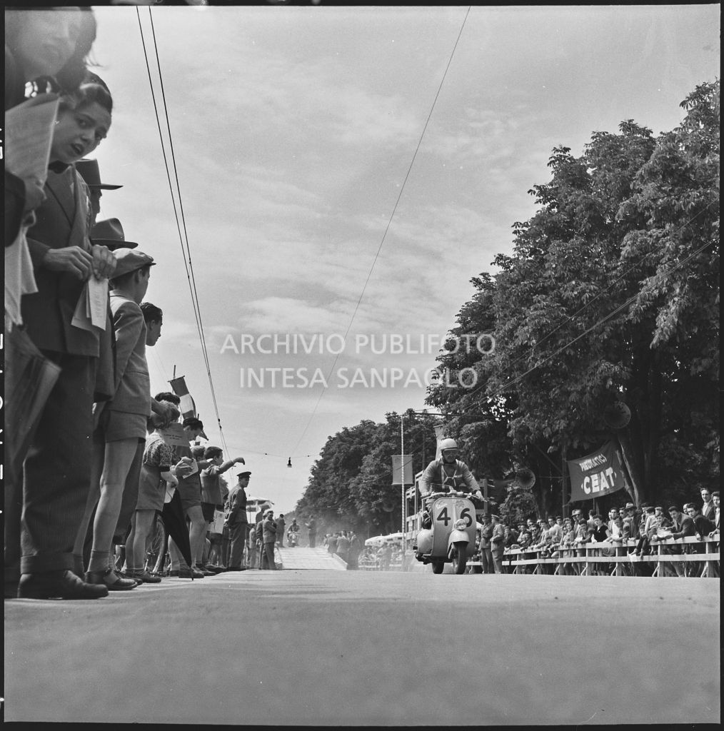 Partenza del concorrente Italo Mosca del Vespa Club di Brescia (numero di gara 46) per la competizione sportiva 1000 Km Vespistica del 1954<br>216232