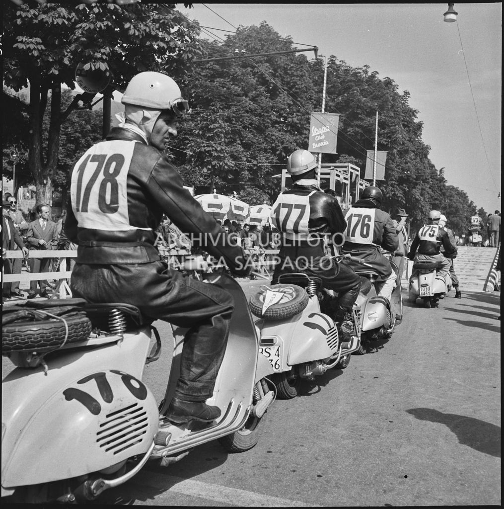 Concorrenti in attesa della punzonatura e della partenza per la competizione sportiva 1000 Km Vespistica del 1954<br>216233