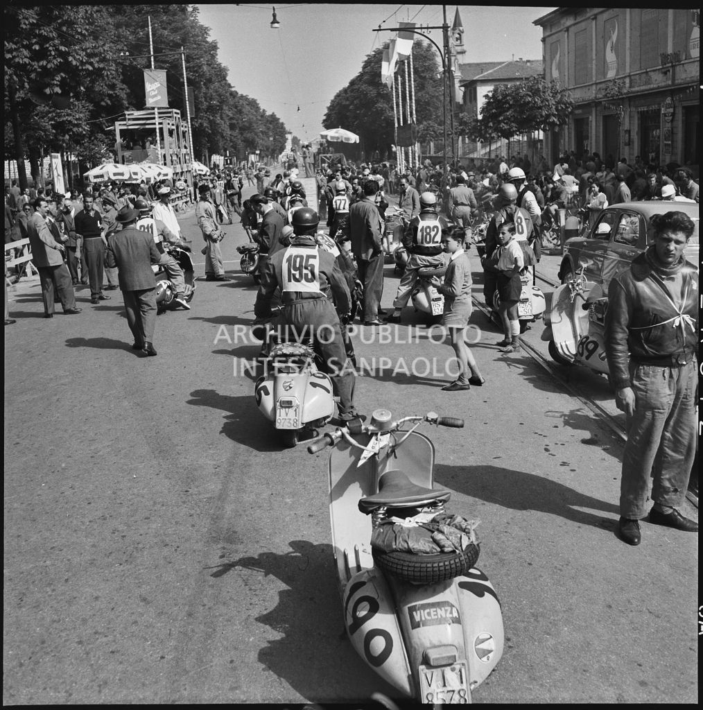 Concorrenti in attesa della punzonatura e della partenza per la competizione sportiva 1000 Km Vespistica del 1954<br>216234