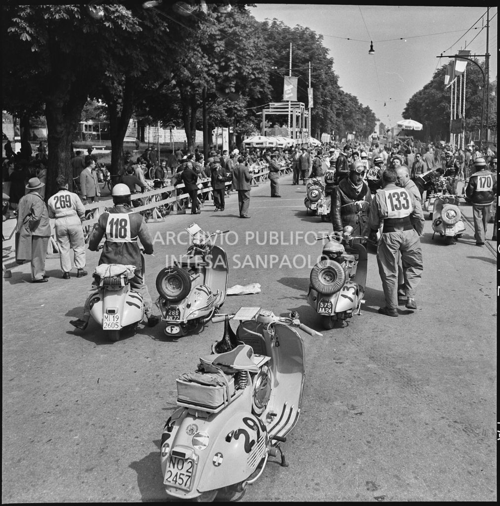 Concorrenti in attesa della punzonatura e della partenza per la competizione sportiva 1000 Km Vespistica del 1954<br>216235