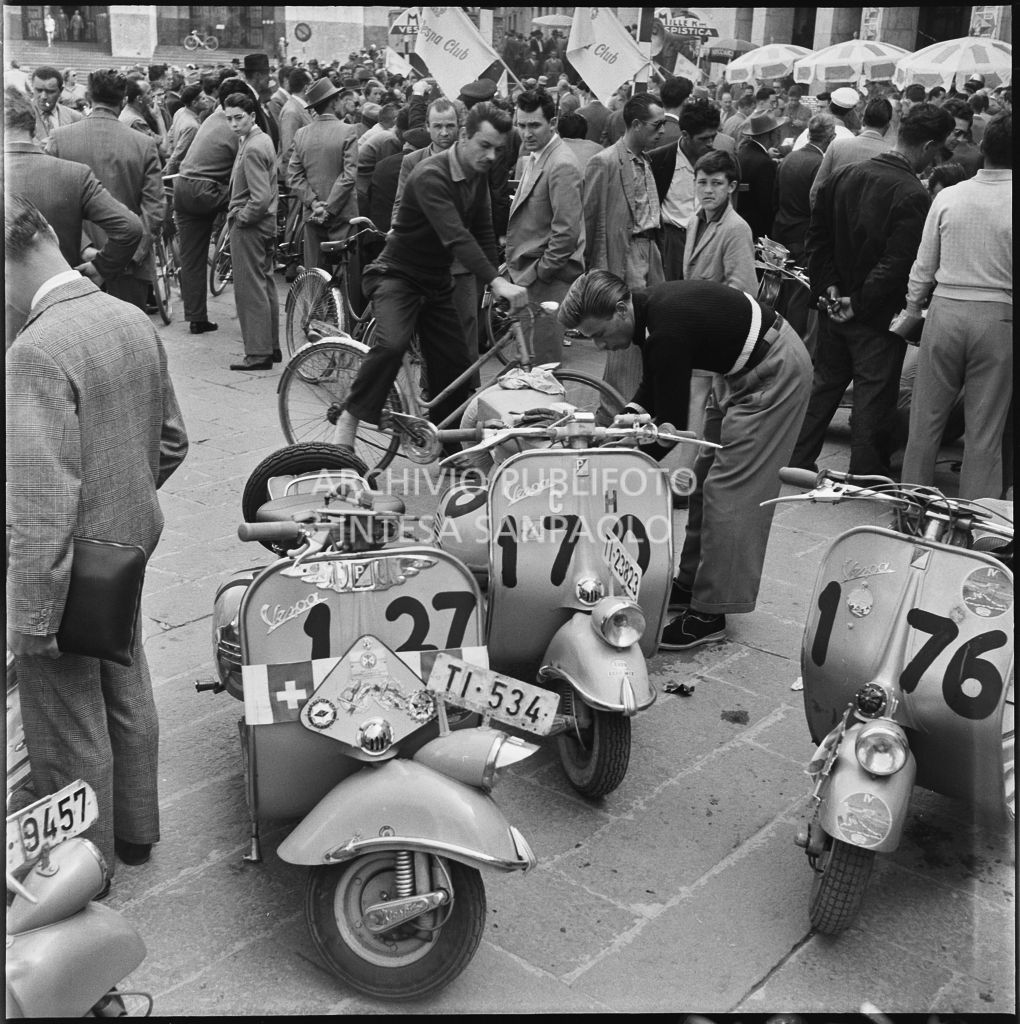 Vespe parcheggiate in piazza della Vittoria a Brescia in occasione della competizione sportiva 1000 Km Vespistica del 1954<br>216236