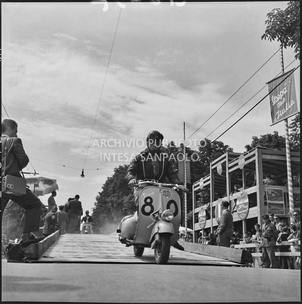 Partenza del concorrente n. 80 della competizione sportiva 1000 Km Vespistica del 1954<br>216237