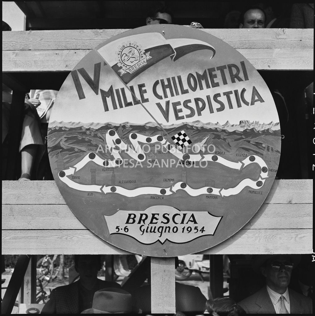 Cartellone della competizione sportiva 1000 Km Vespistica del 1954 con segnalate le tappe del percorso<br>216238