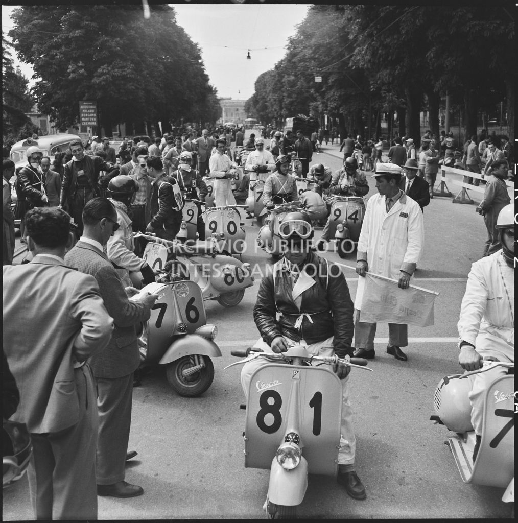 Concorrenti in attesa della punzonatura e della partenza per la competizione sportiva 1000 Km Vespistica del 1954<br>216239