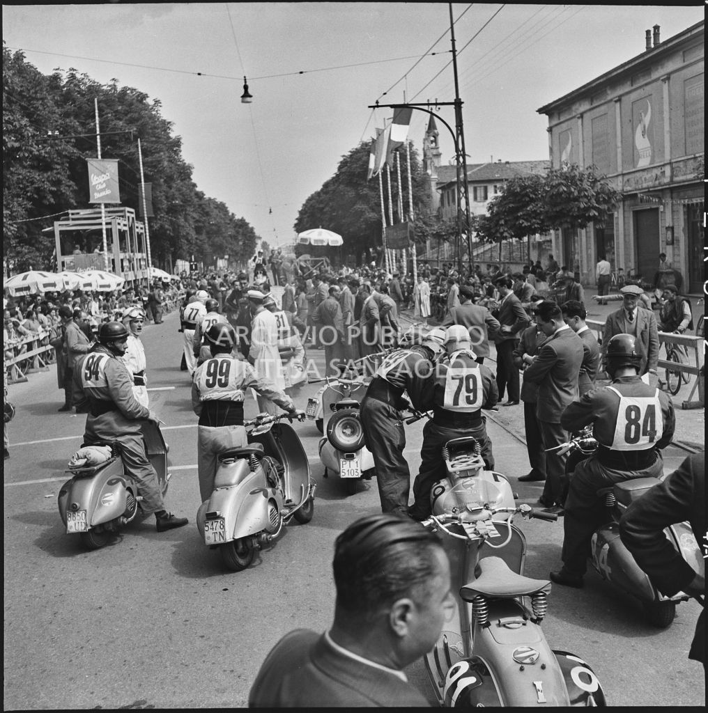 Concorrenti in attesa della punzonatura e della partenza per la competizione sportiva 1000 Km Vespistica del 1954<br>216240