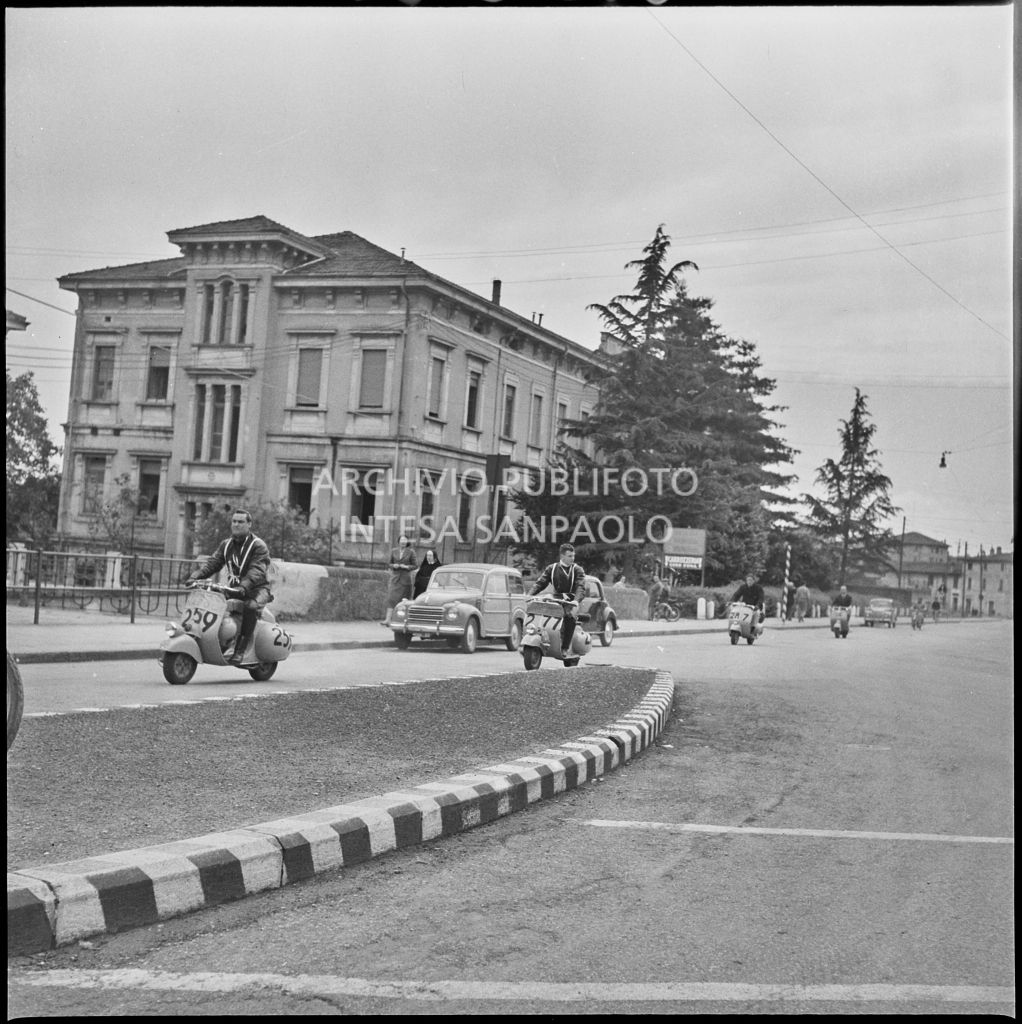 Un momento della competizione sportiva 1000 Km Vespistica del 1954<br>216241