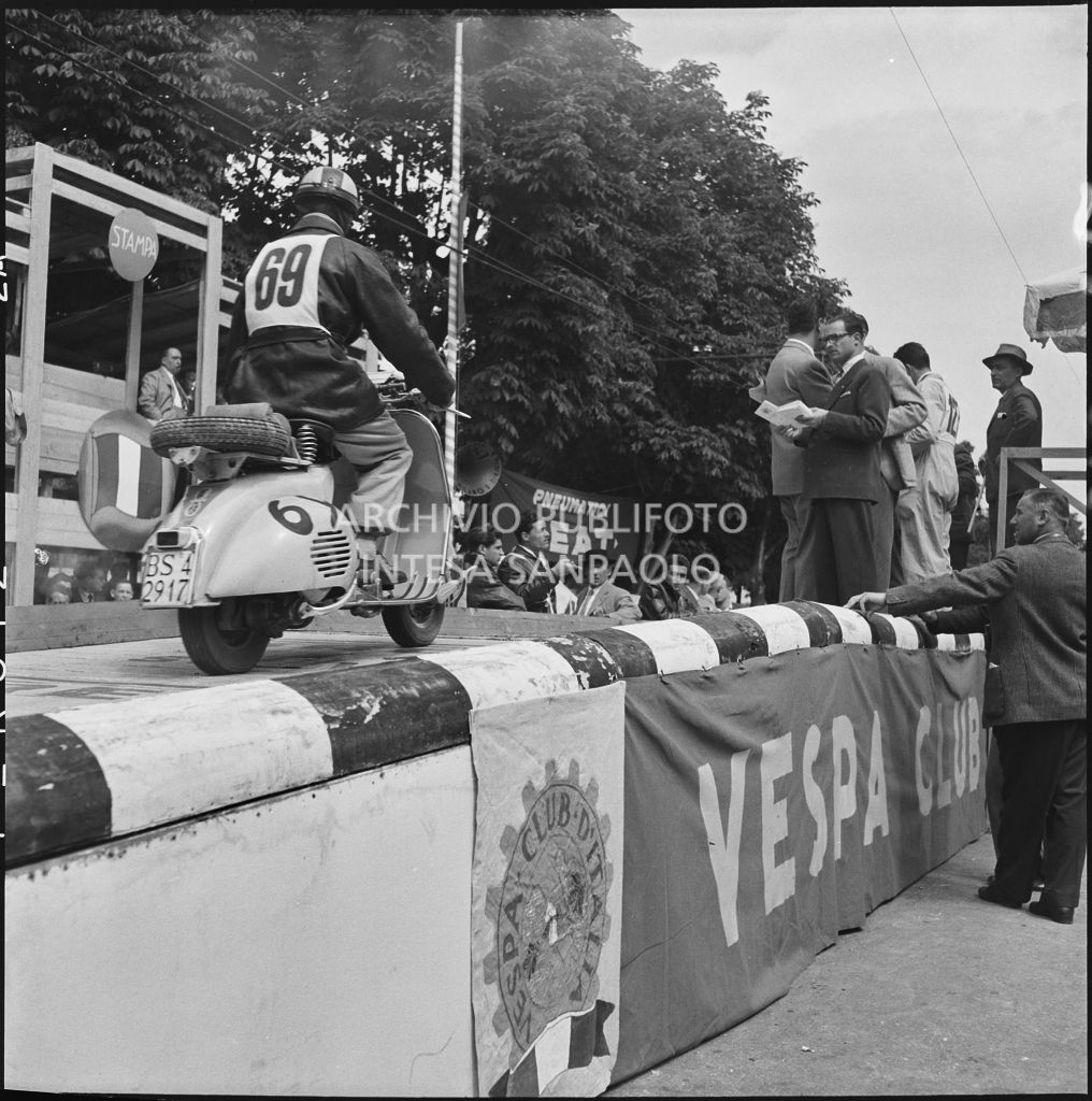 Punzonatura del concorrente n. 69 della competizione sportiva 1000 Km Vespistica del 1954<br>216242