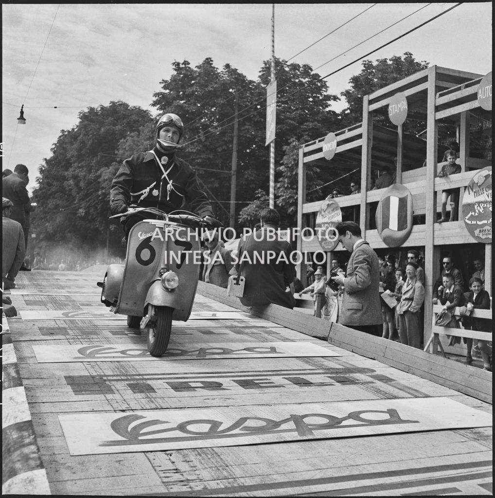 Una pagaia dei Canottieri Moto Guzzi di Mandello del Lario sfiora le acque del Lago di Como<br>216243