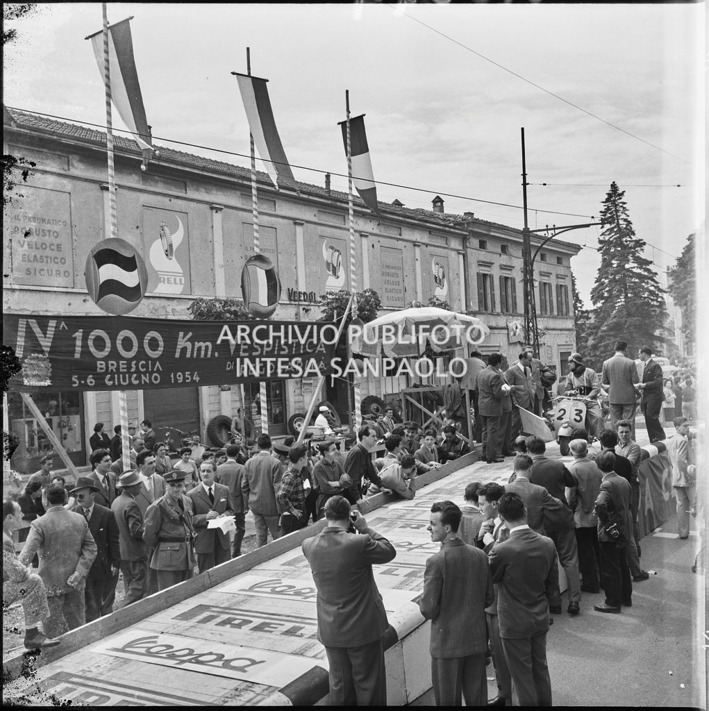 Una pagaia dei Canottieri Moto Guzzi di Mandello del Lario sfiora le acque del Lago di Como<br>216244