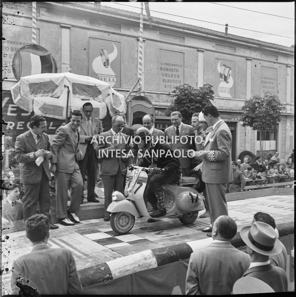 Una pagaia dei Canottieri Moto Guzzi di Mandello del Lario sfiora le acque del Lago di Como<br>216245