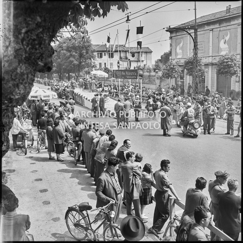 Rimessa delle canoe dei Canottieri Moto Guzzi di Mandello del Lario sul lago di Como<br>216246