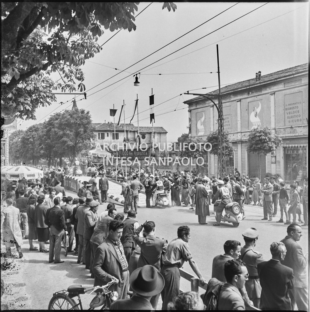 Vista su una abitazione di Mandello del Lario da una canoa dei Canottieri Moto Guzzi<br>216247