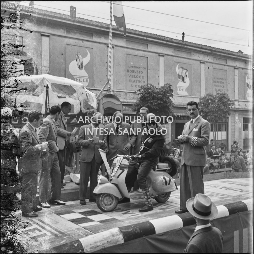 Vista su una abitazione di Mandello del Lario da una canoa dei Canottieri Moto Guzzi<br>216248