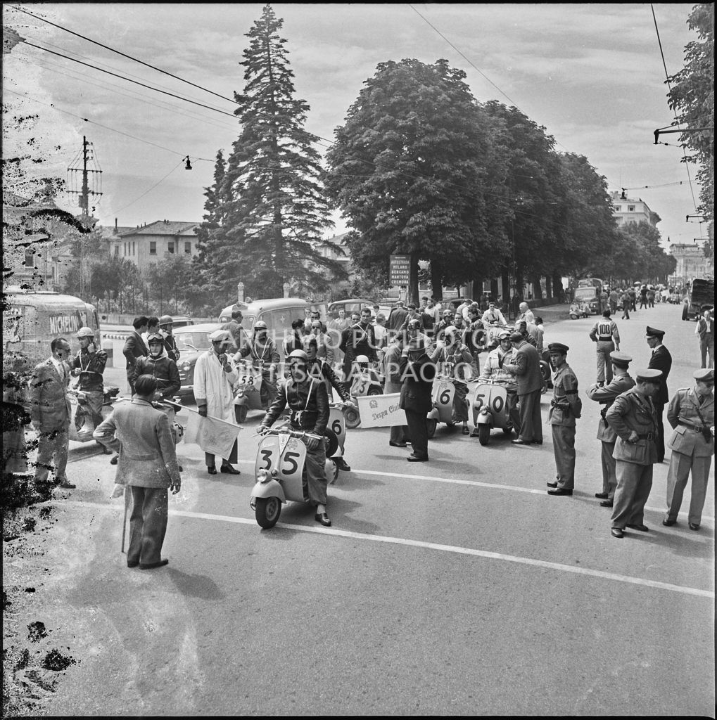 Squadra di Canottieri Moto Guzzi di Mandello del Lario sul lago di Como<br>216251