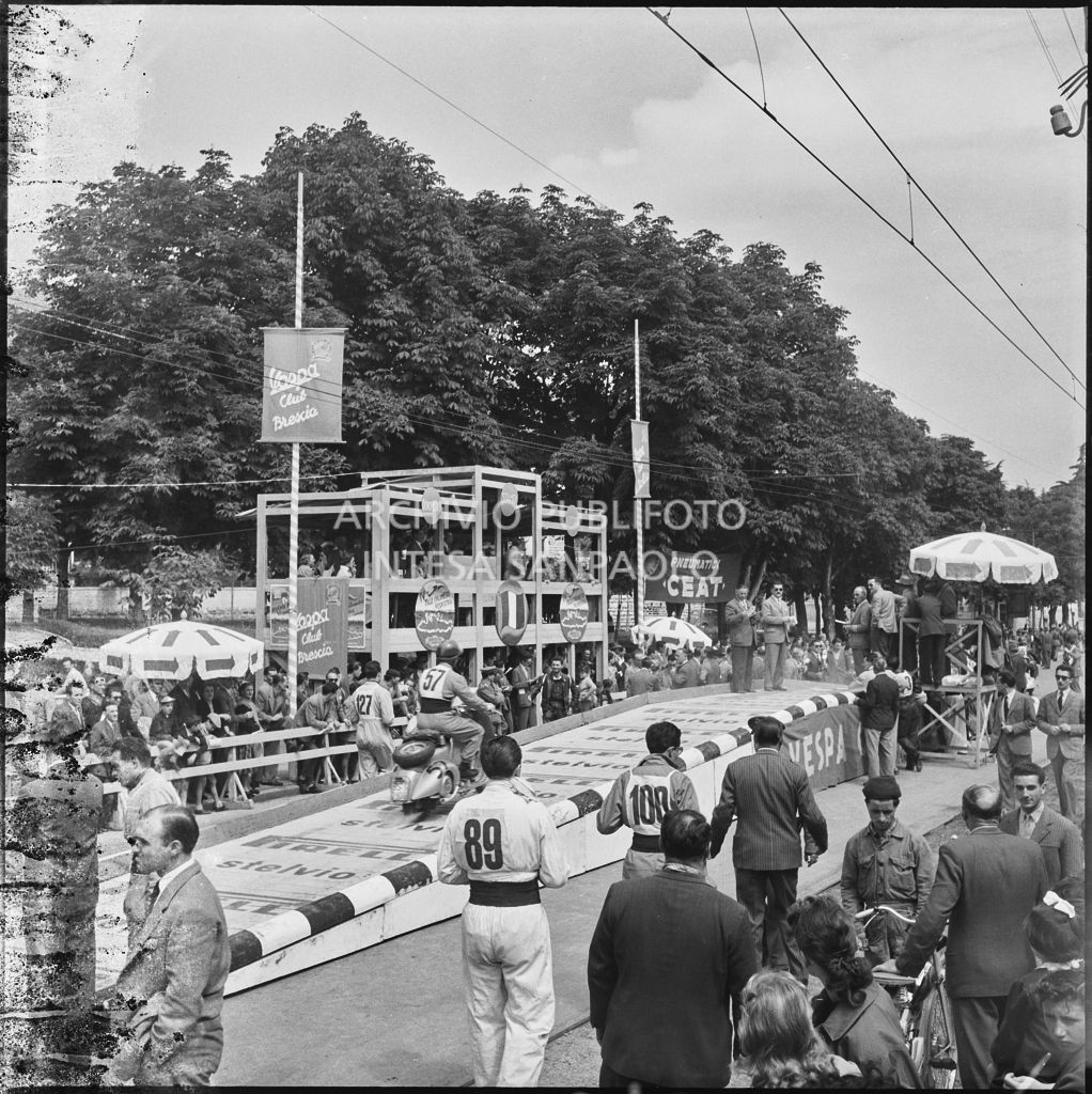 Squadra di Canottieri Moto Guzzi di Mandello del Lario trasportano una canoa sulla riva del lago di Como<br>216252