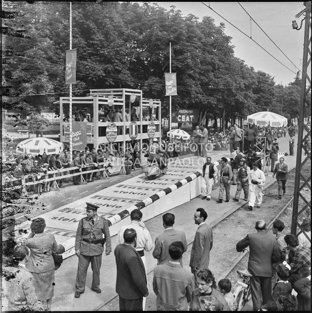 Squadra di Canottieri Moto Guzzi di Mandello del Lario sul lago di Como<br>216253