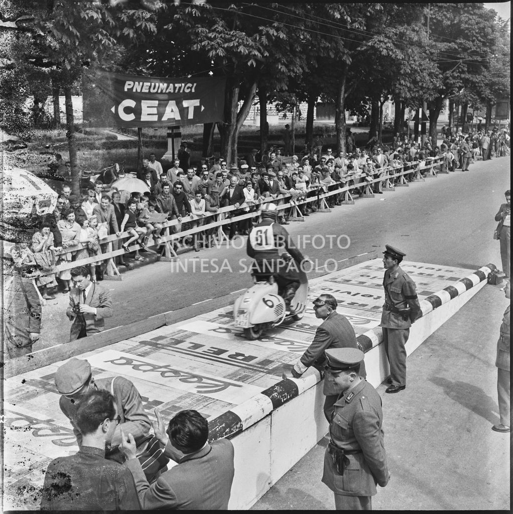 Squadra di Canottieri Moto Guzzi di Mandello del Lario riportano la canoa nella rimessa<br>216254