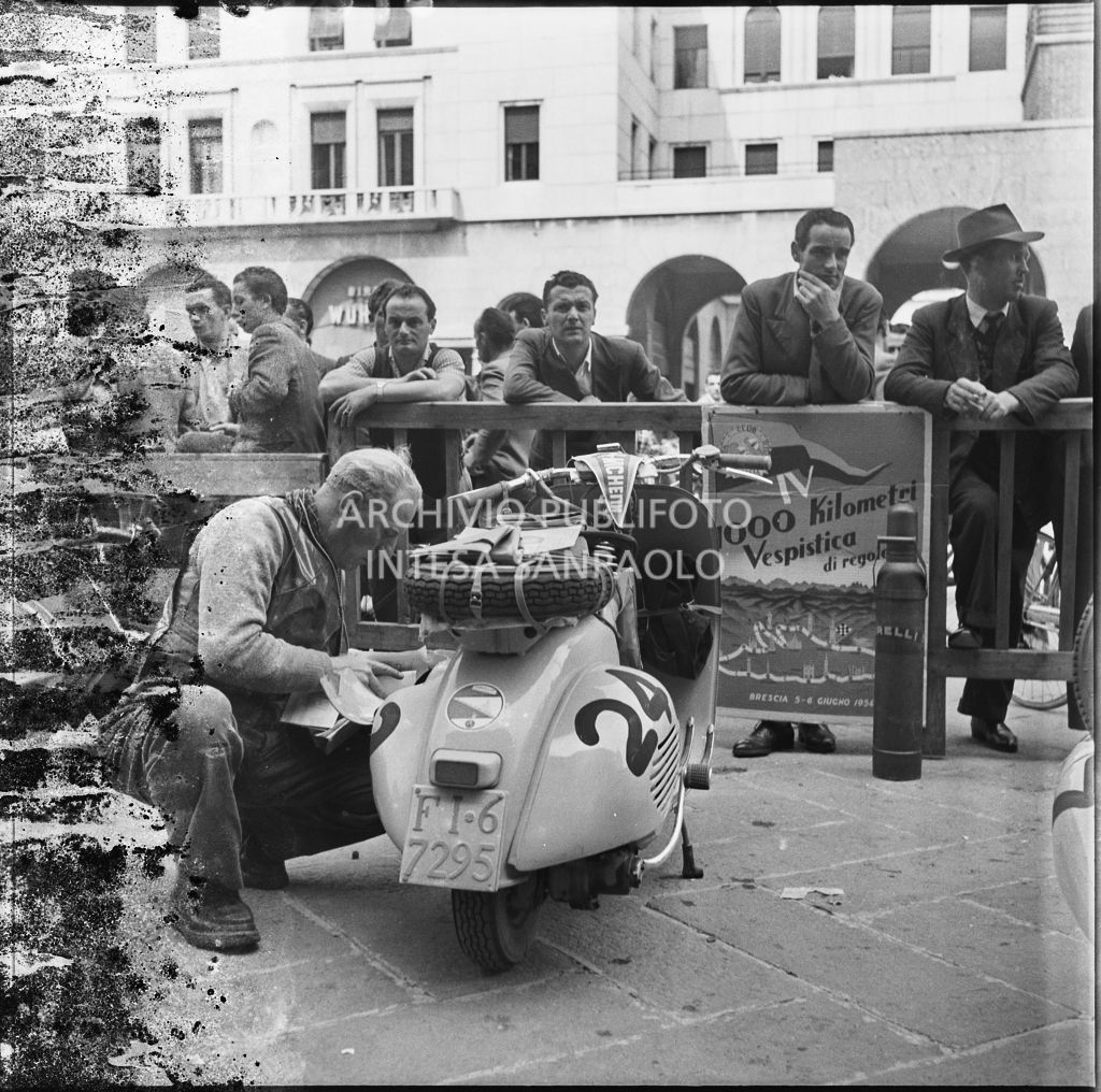 Squadra di Canottieri Moto Guzzi di Mandello del Lario sul lago di Como<br>216255