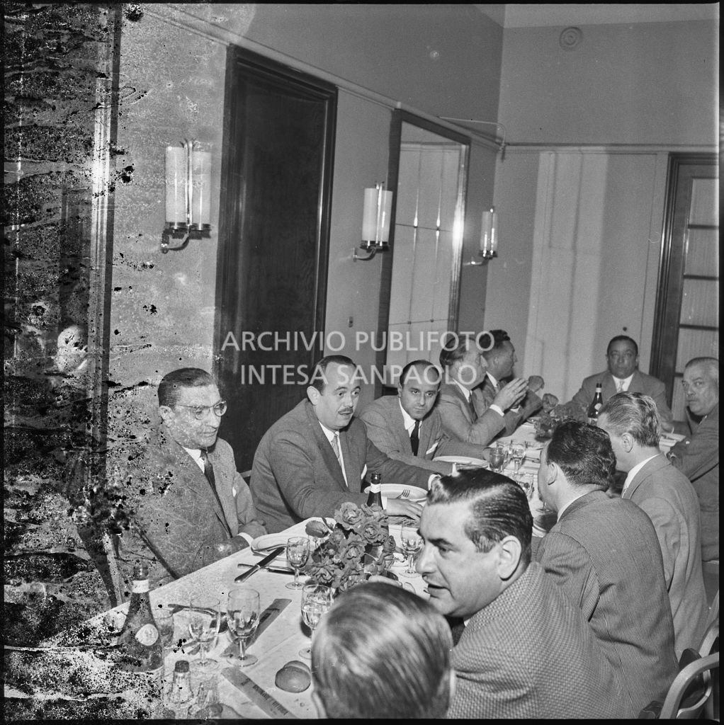 Squadra di Canottieri Moto Guzzi di Mandello del Lario trasportano una canoa sulla riva del lago di Como<br>216256