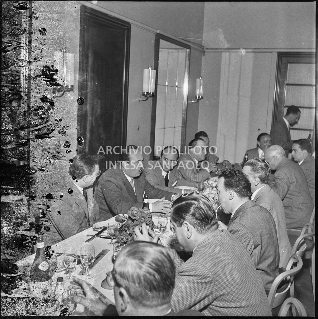 Squadra di Canottieri Moto Guzzi di Mandello del Lario trasportano una canoa sulla riva del lago di Como<br>216257