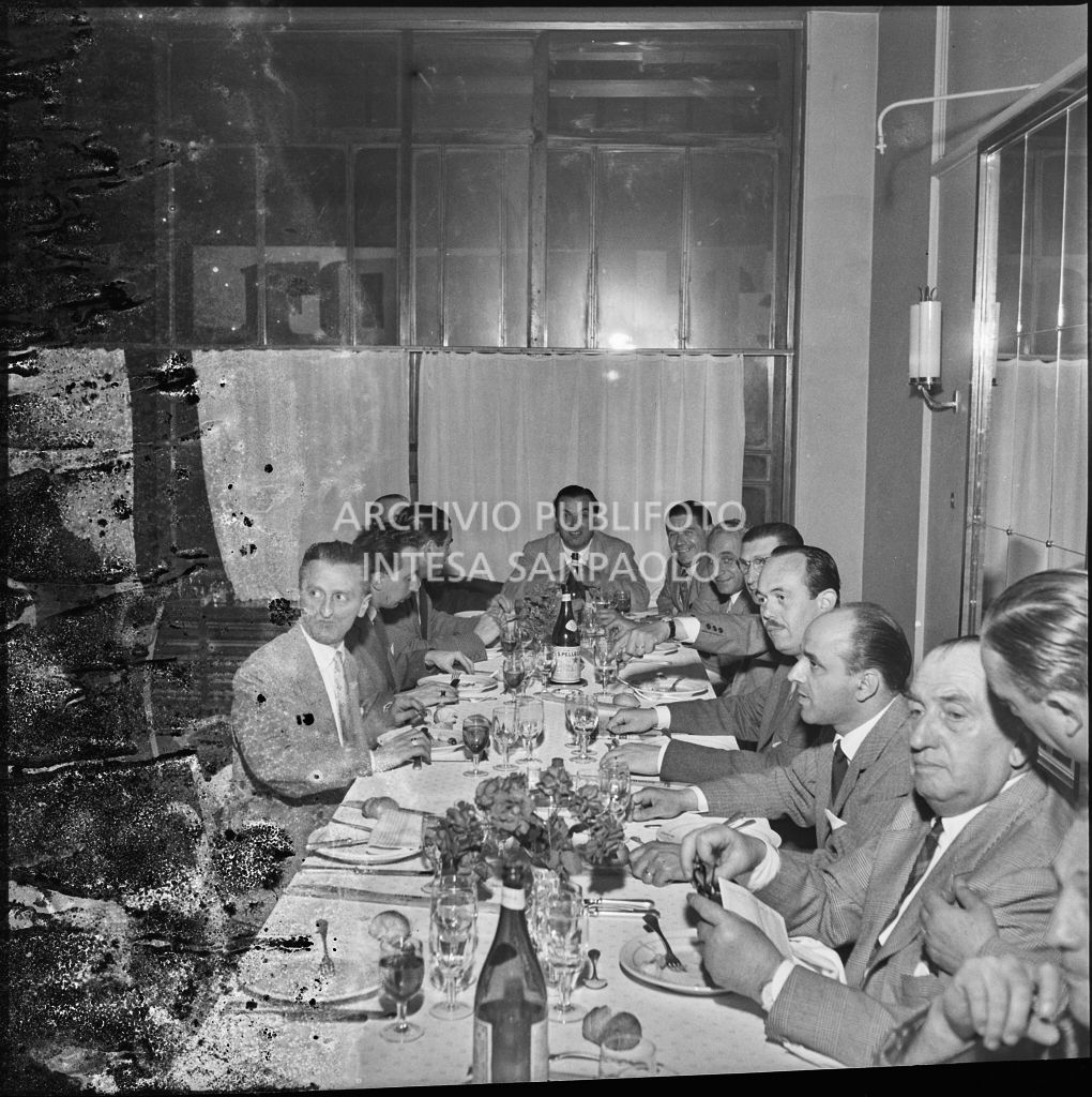 Squadra di Canottieri Moto Guzzi di Mandello del Lario riportano la canoa nella rimessa<br>216258