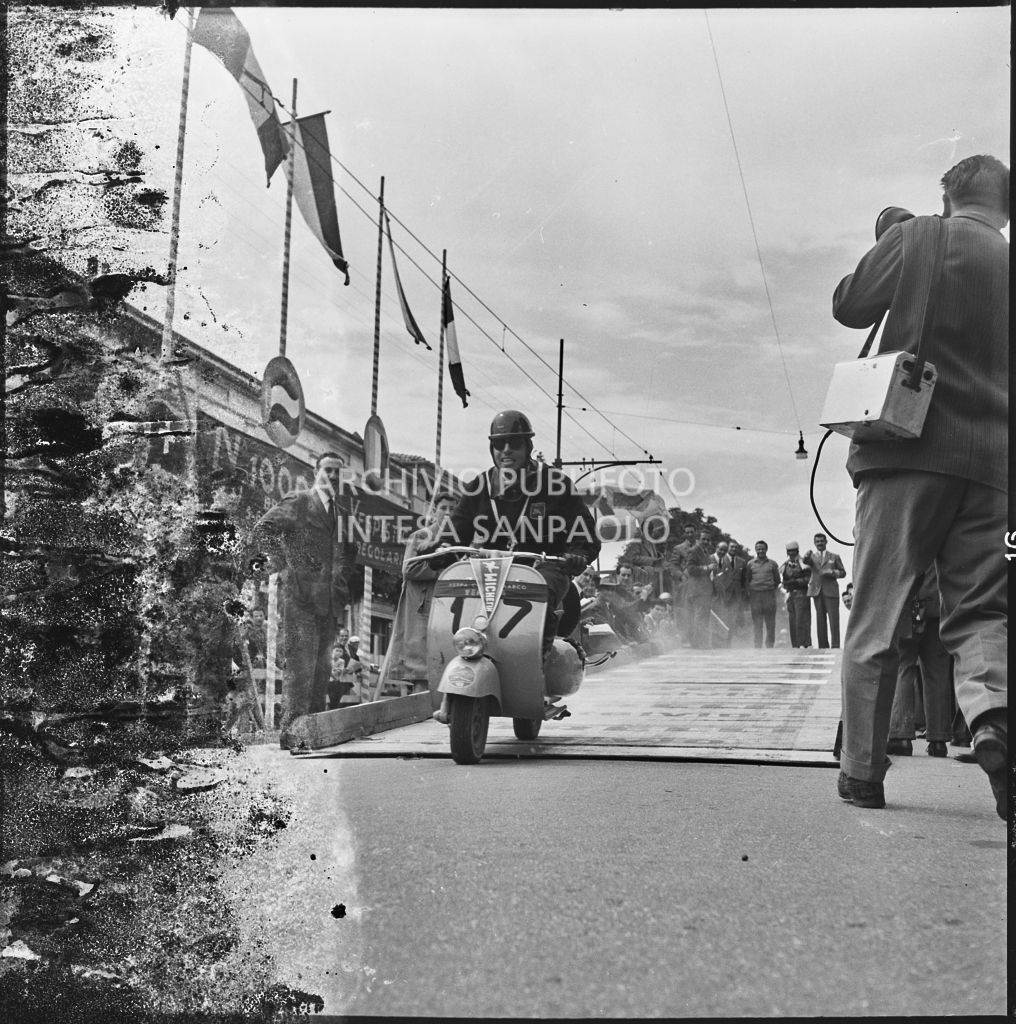 Un ragazzo della squadra di Canottieri Moto Guzzi di Mandello del Lario a bordo di una motocicletta davanti alla rimessa delle canoe<br>216259
